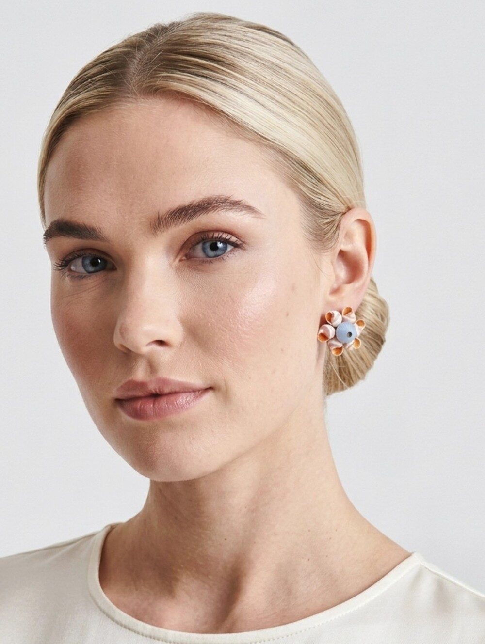 VTG '60s Daisy Shell Earrings
